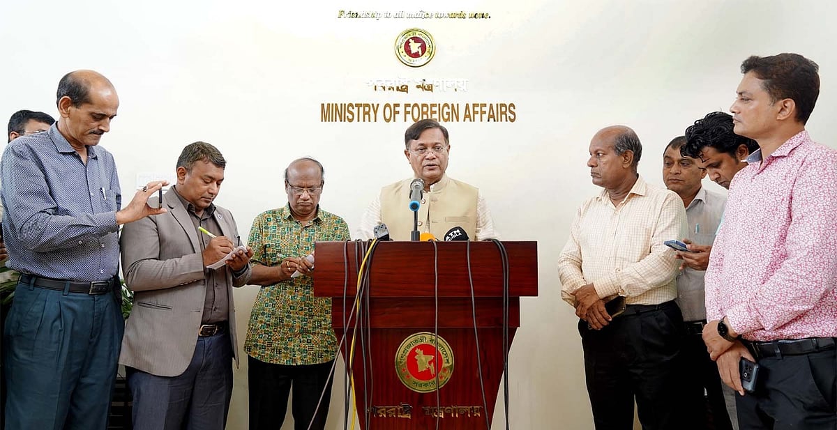 পররাষ্ট্রমন্ত্রী হাছান মাহমুদ পররাষ্ট্র মন্ত্রণালয়ে সাংবাদিকদের ব্রিফ করেন। ঢাকা, ১৫ জুলাই